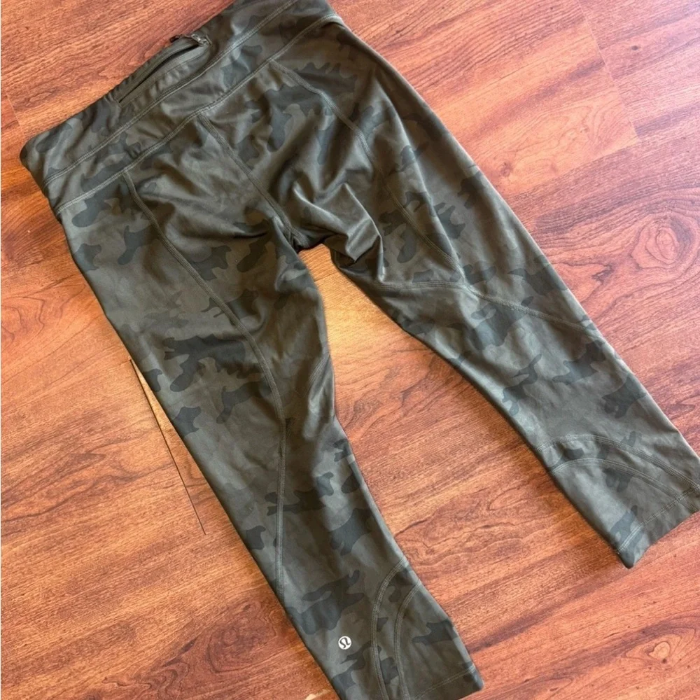Lululemon sz 6 Camouflage capri Leggings - Picture 2 of 6